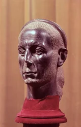 Cabeça de uma estátua de um padre barbudo com um diadema estrelado, pensado para ser um busto de retrato de Júlio César (c.100-44 aC), egípcio, do delta do Nilo (diorito)
